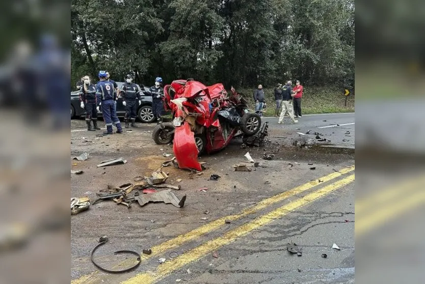 Carro fica irreconhecível após acidente na BR-277 no PR; dois morreram