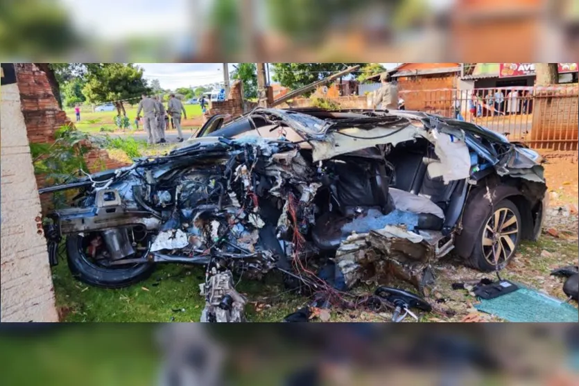  Carro ficou totalmente destruído após o acidente 