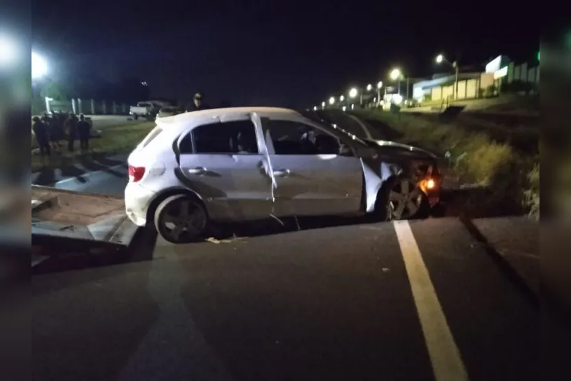  Carro foi guinchado com avarias na frente e na lateral 