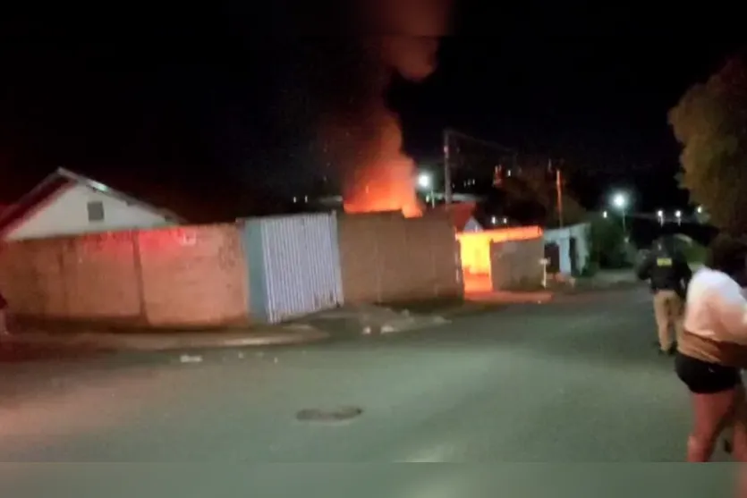  Carro pegou fogo no Residencial Jaçanã 