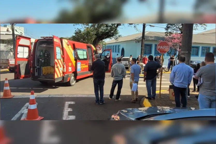  Curiosos acompanham atendimento feito pelos bombeiros 