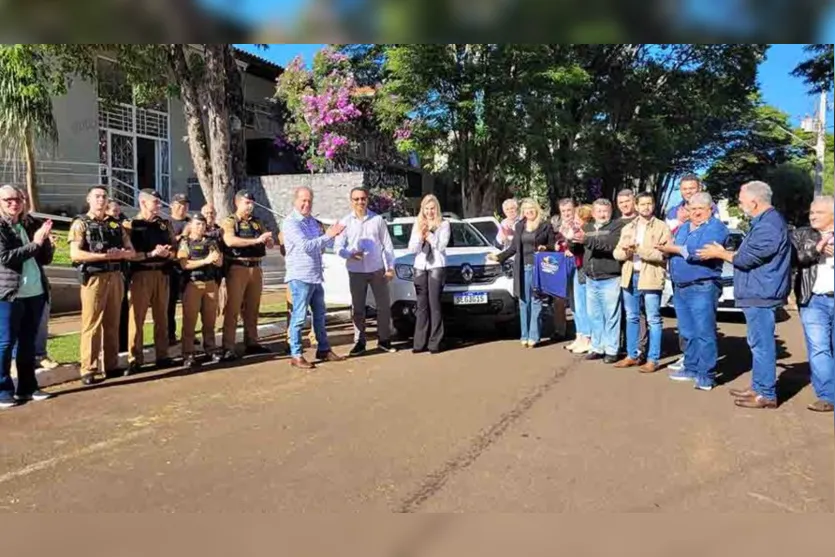  Delegado Erlon recebe as chaves da viatura das mãos do prefeito Carlos Gil 