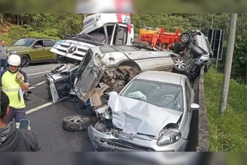  Grave acidente foi registrado neste domingo na BR-376 em Guaratuba 