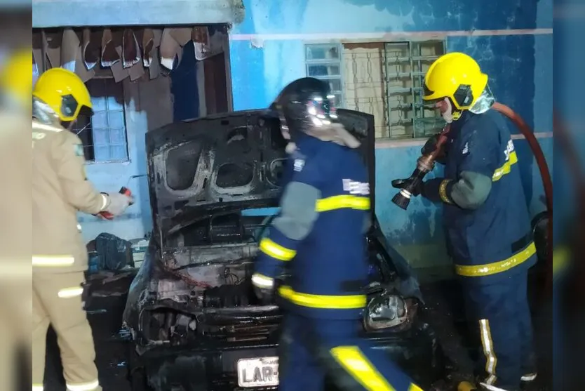  Incêndio em veículo foi controlado pelos bombeiros 