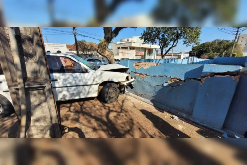  Muro de colégio ficou danificado após batida 