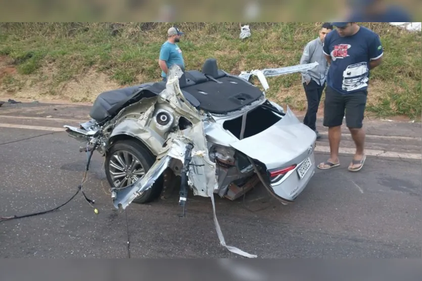  O carro de passeio ficou completamente destruído 