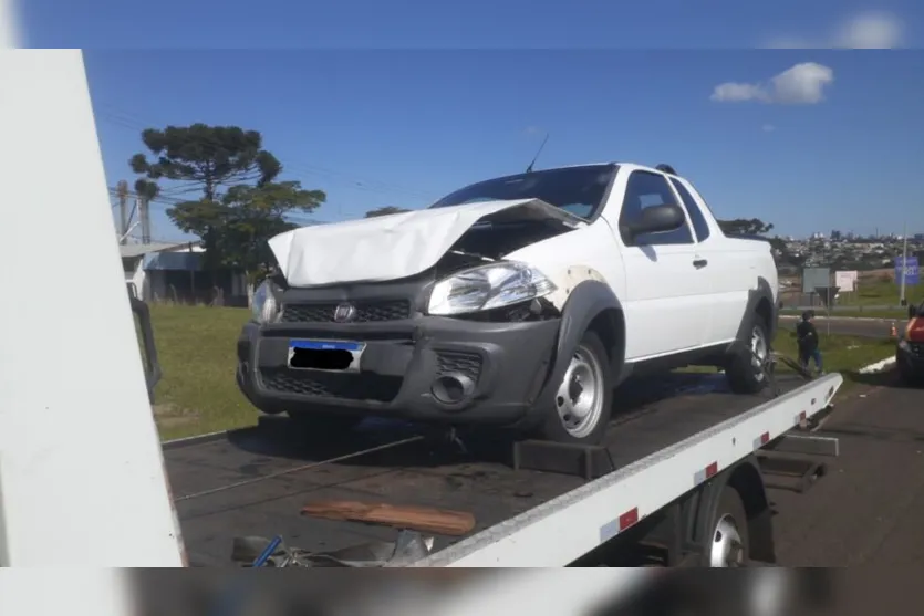  O outro carro ficou com a frente amassada após colisão 