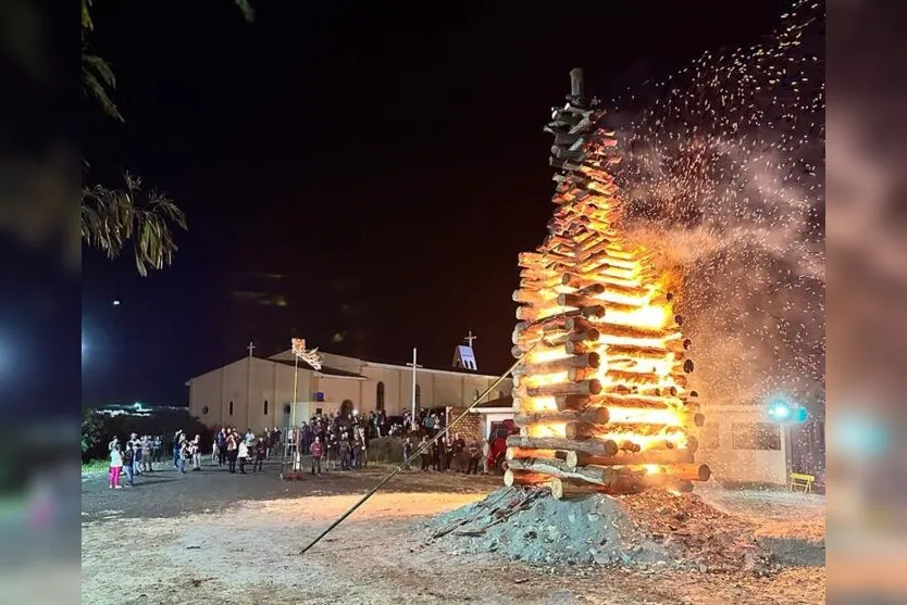 Paróquia de Apucarana celebra o mês de julho com fogueira de 10 metros