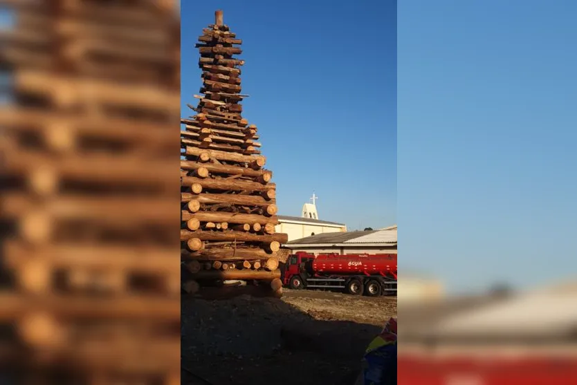 Paróquia de Apucarana celebra o mês de julho com fogueira de 10 metros