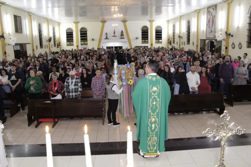 Paróquia de Apucarana celebra o mês de julho com fogueira de 10 metros