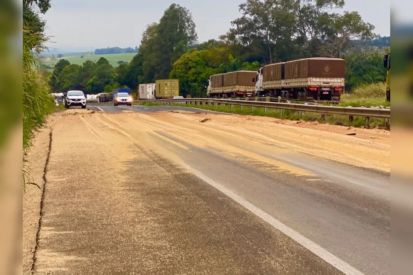  Parte da carga ficou esparramada na pista 