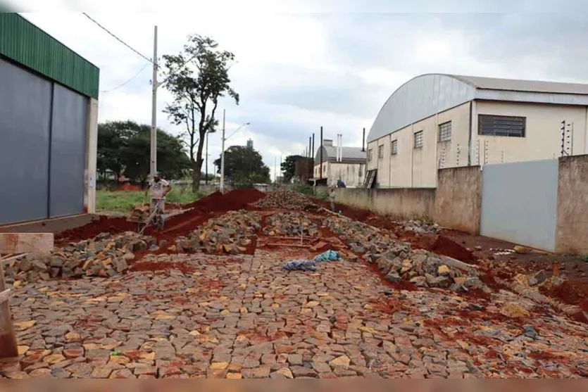  Ruas da Vila Nova Porã e Jardim Europa recebem pavimentação com pedra poliédrica 