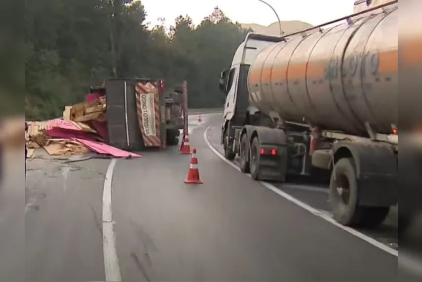 Tombamento de carreta causa fila quilométrica na BR-116 no Paraná