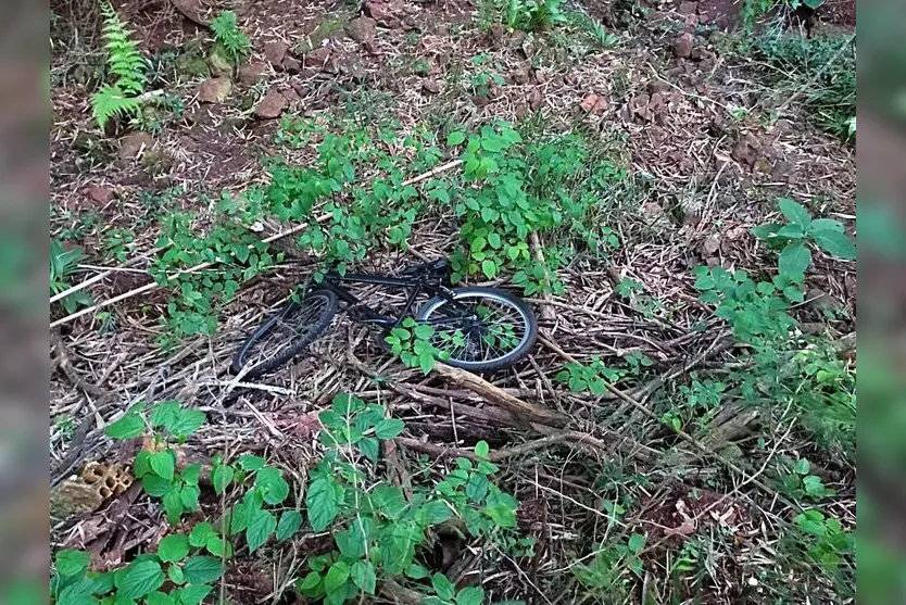  A bicicleta utilizada pelo suspeito foi encontrada em uma área de mata 