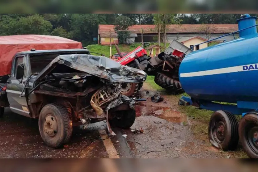  A caminhonete ficou com a frente bastante destruída 