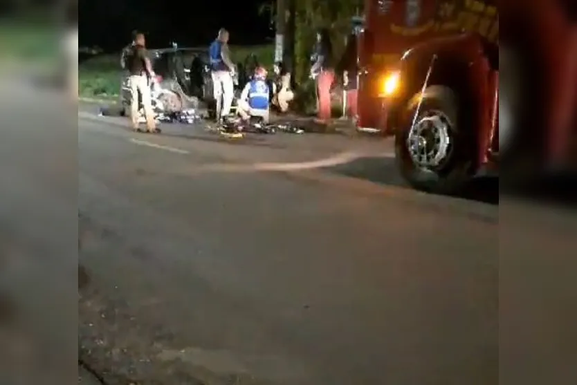  A colisão aconteceu por volta das 22h40 próximo à estação da Sanepar. 