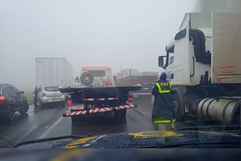  A pista sentido interior do Paraná da BR-277 segue ainda totalmente interditada 