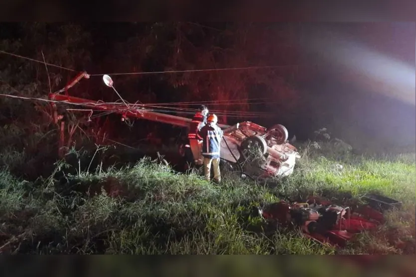  A vítima dirigia um Corolla que capotou e colidiu com um poste 