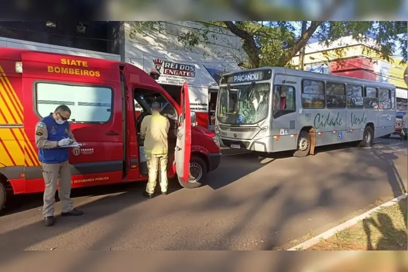 Acidente entre ônibus e patinete elétrico deixa jovem em estado grave