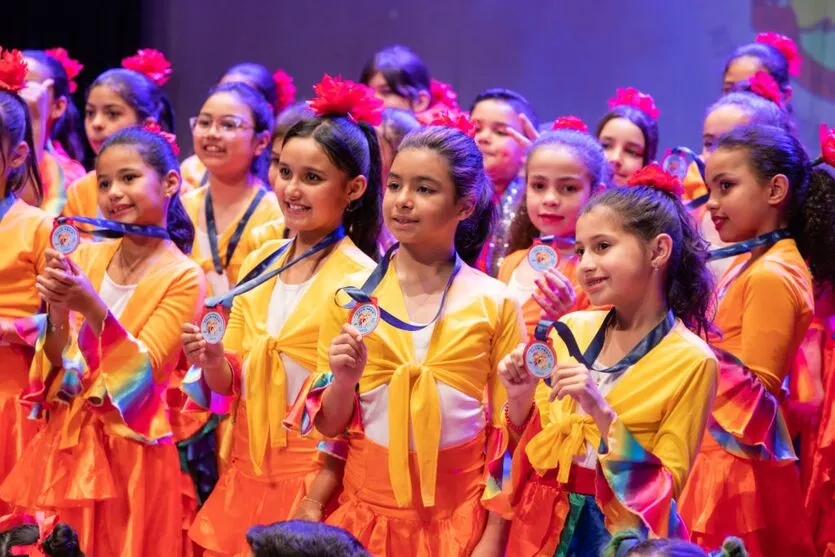 Alunos de Apucarana emocionam durante festival de Línguas Estrangeiras