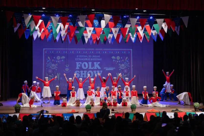 Alunos de Apucarana emocionam durante festival de Línguas Estrangeiras