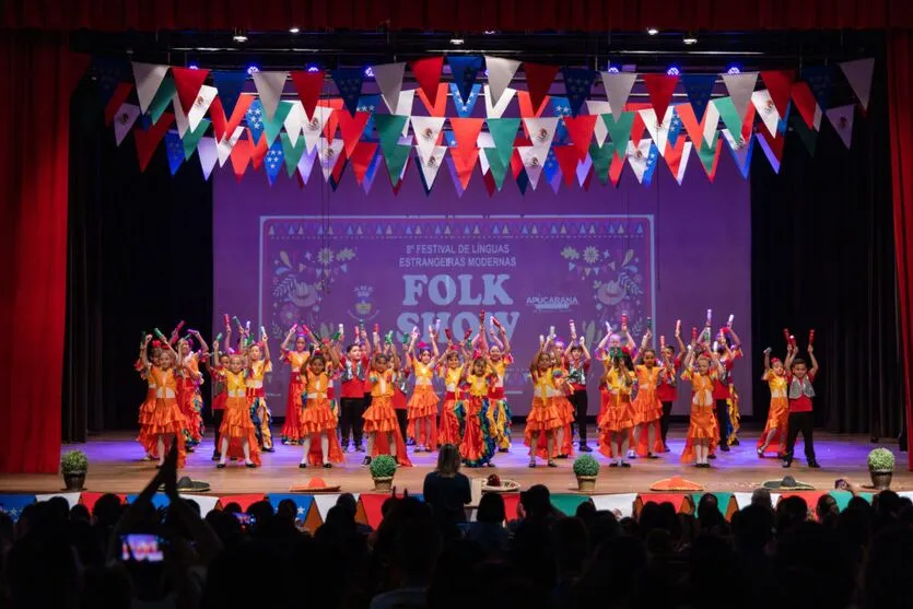 Alunos de Apucarana emocionam durante festival de Línguas Estrangeiras