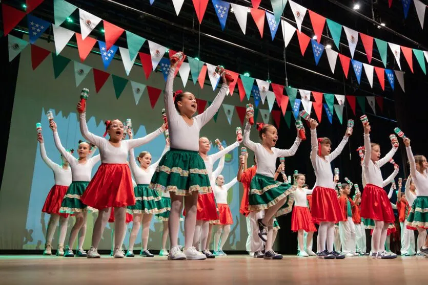 Alunos de Apucarana emocionam durante festival de Línguas Estrangeiras