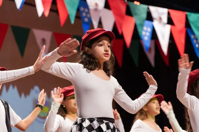 Alunos de Apucarana emocionam durante festival de Línguas Estrangeiras