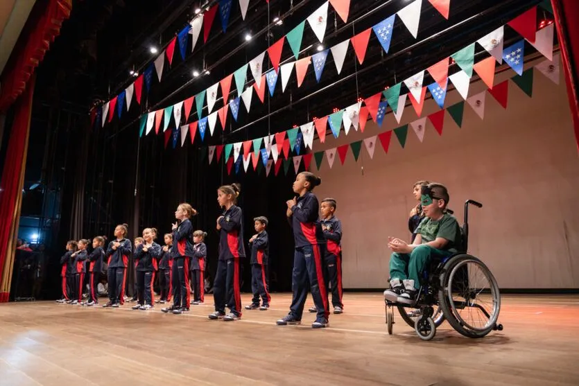 Alunos de Apucarana emocionam durante festival de Línguas Estrangeiras