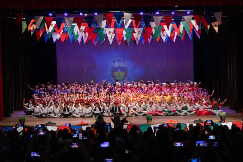 Alunos de Apucarana emocionam durante festival de Línguas Estrangeiras