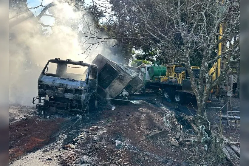  Caminhão e equipamentos ficaram completamente destruídos 