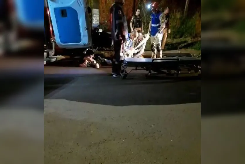 Casal é socorrido após carro bater contra poste em Apucarana