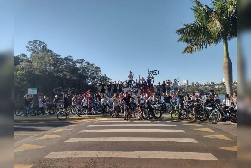  Cerca de 150 jovens se reuniram para andar de bicicleta no centro de Apucarana neste sábado 