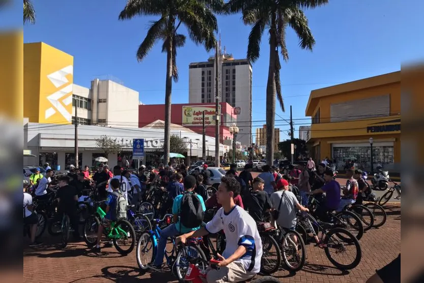 Cerca de 150 jovens se unem para andar de bicicleta em Apucarana