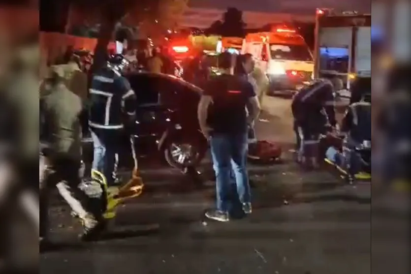 Colisão entre moto e carro deixa dois homens feridos em Apucarana