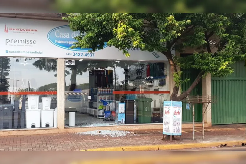 Criminosos destroem vitrine e furtam loja em Apucarana na madrugada