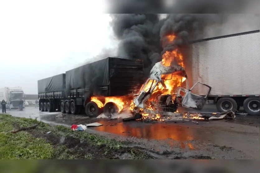  Dois caminhões pegaram fogo na rodovia 
