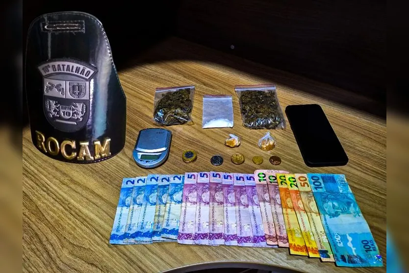  Drogas, dinheiro e celular, encontrados com rapaz foram apreendidas e lavadas para a delegacia 