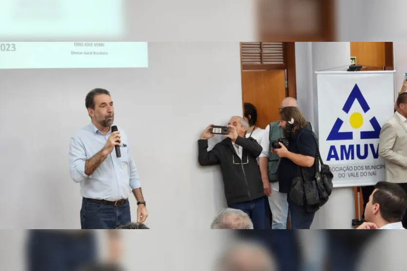  Enio Verri discursa durante evento com prefeitos 