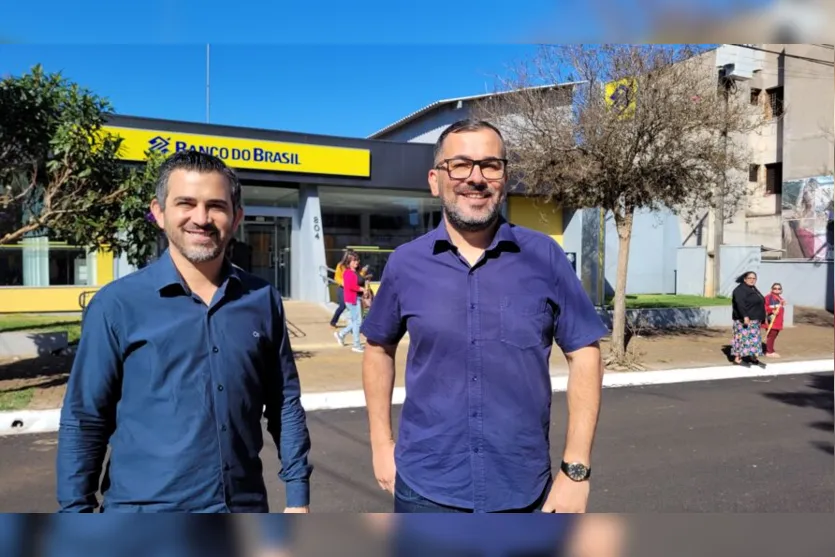  Fernando e Luís Cláudio, que foi o refém mais novo do assalto, em frente ao Banco do Brasil 