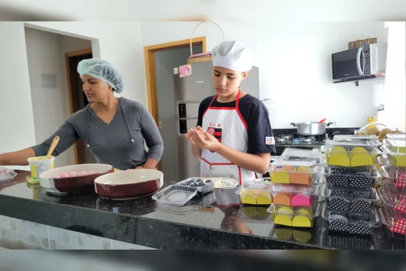  Mãe Josicléia de Souza trabalha como "ajudante de cozinha" 