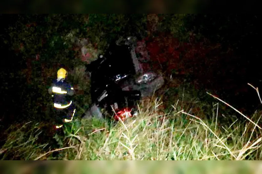  Motocicleta e carro caíram numa ribanceira após colisão 