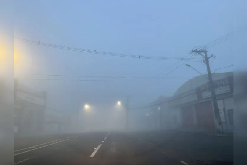  Neblina dificultou a visão dos motoristas que trafegaram pela Avenida Minas Gerais 
