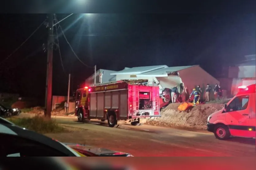  O acidente foi registrado na madrugada de sábado (26), na Av. Iguaçu. 