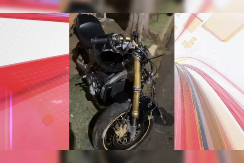  O motociclista ainda bateu em uma árvore e na sequência, no muro de uma casa, até cair 