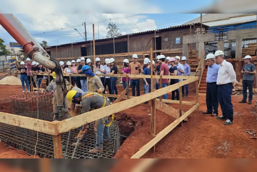  Alunos de engenharias acompanharam concretagem do último bloco da fundação 