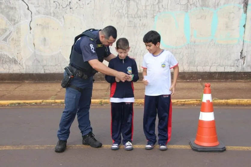 Alunos realizam campanha de conscientização de segurança no trânsito