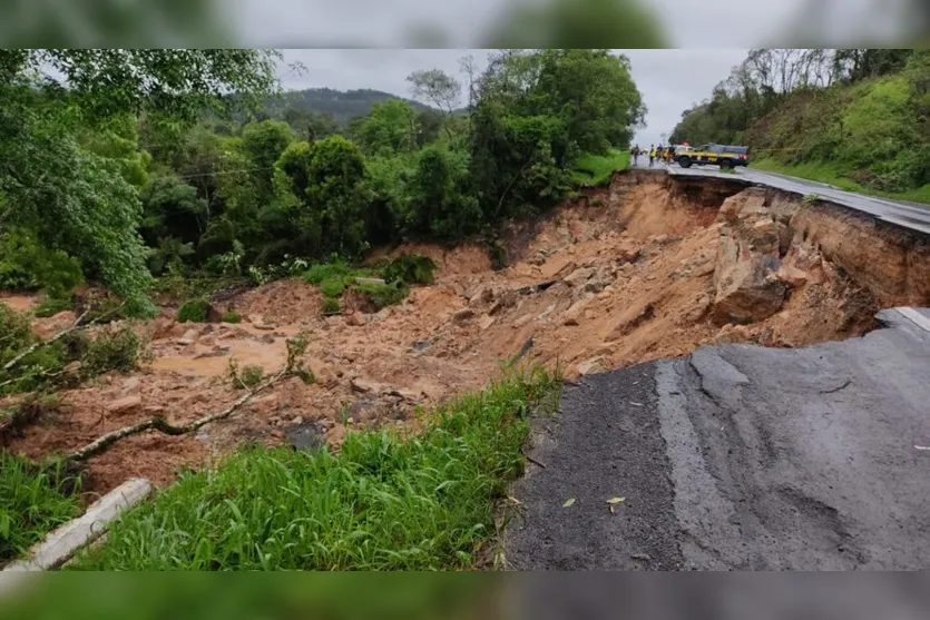  Ao menos três rodovias (duas estaduais e uma federal) sofreram algum tipo de interdição em virtude dos estrados causados pela chuva 