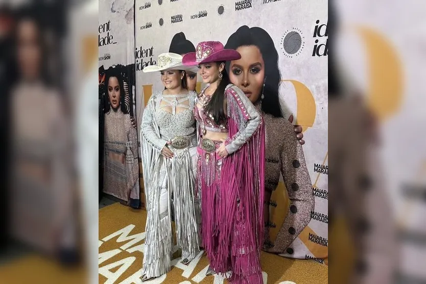  As duas apareceram vestidas como Rainhas do Rodeio 