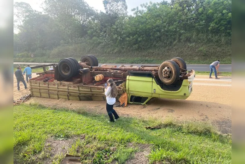 Capotamento de caminhão deixa BR-376 parcialmente interditada